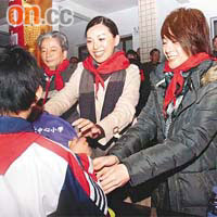 王若琪（右）和陳煒到訪湖南實地考察，深受小朋友歡迎。
