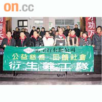 陳煒（右二）以「衍生代言人」身份，與王若琪（右一）等到湖南考察山區學校。