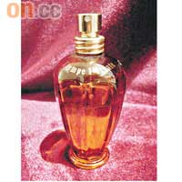 這支以紅絨布襯托的香水價值二千元，是Mango最貴的收藏品。