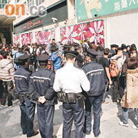 現場有數百人排隊面試，場面墟冚，要警察維持秩序。