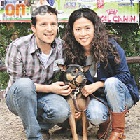  宣萱與獸醫男友帶同愛犬出席活動。