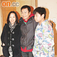  黎耀祥一家三口出席煞科宴。