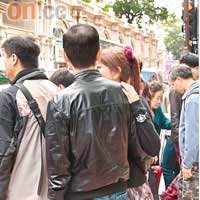 袁小曼不時輕搭男友肩膊，十分煙韌。