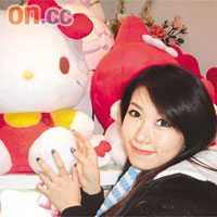  袁小曼攬實Hello Kitty合照，童心未泯！