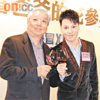  王賢誌（右）昨日與父親一同出席活動。
