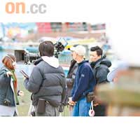拍攝當日天氣寒冷，監製杜汶澤穿了羽絨保暖。