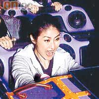 Kelly玩機動遊戲時如小朋友般投入，認真大唔透。