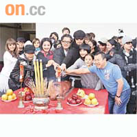 陳家揚率歌手拜神時表示，無綫會找歌手拍音樂特輯。