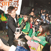  林峯獲大批Fans支持，連緋聞女友鍾嘉欣亦公開力撐他。