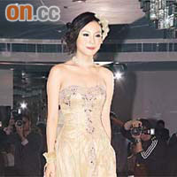 朱璇擔任婚紗騷模特兒，吸引不少人拍照！