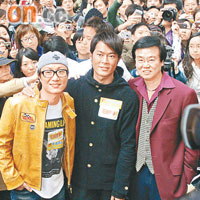  鄭中基（左起）、古仔及黃百鳴殺落旺角宣傳新片，吸引大批市民圍觀。