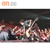 Green Day來港開騷，與Fans相當互動，氣氛高漲。