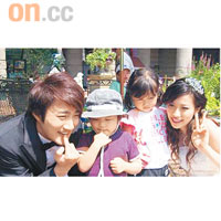 Elaine和蔡淇俊與日本的小孩拍照，儼如一個幸福小家庭。