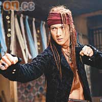 吳尊在片中飾演沙漠大盜，不乏動作場面。
