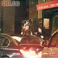 葉蒨文（左）送女友人上車期間，仍然滔滔不絕。