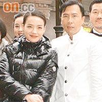  甄子丹與舒淇在搭建而成的「老上海」街頭拍攝。