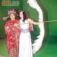 廖碧兒與黎耀祥齊齊拉動愛神之箭，宣傳《愛的季節》活動。