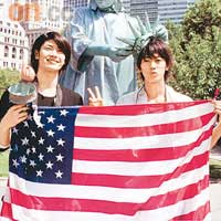 佐藤健（右）及三浦春馬遠赴美國拍寫真谷劇，並親身感受美國文化。