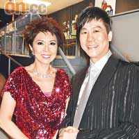  關菊英與台灣歌手羅時豐合唱，贏得全場不少掌聲。