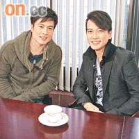  安志杰（左）接受區永權訪問時，大讚女友婷婷完美。