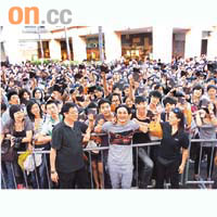 陳奕迅在新加坡舉行簽名會，吸引逾千人捧場。