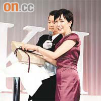 桃井薰盛裝出席晚宴，全程笑容滿面。