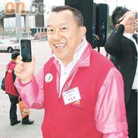 楊千嬅與曾志偉透過on.cc即時新聞，留意世界大事。