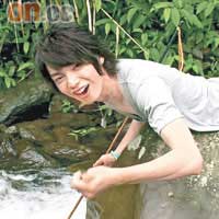  辰亦儒到台灣山區體驗原住民的生活。