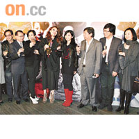  朱明銳（左起）、楊受成夫婦、祖兒、蔡卓妍、吳雨、陳志雲與甘菁菁，齊齊上台祝酒。