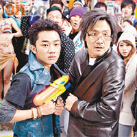  學友（右）在《72家租客》中落力與王祖藍放笑彈，可惜在宣傳片中「有樣冇聲」。