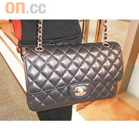 黑色Chanel手袋約$16,000 （購自香港）