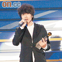  陳柏宇憑《你瞞我瞞》奪金曲獎。