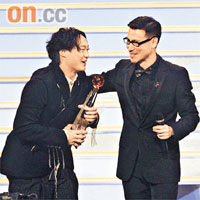  Eason（左）由歌神學友手中捧走「最優秀流行男歌手大獎」。