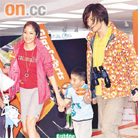  Square成員Brian與泰國小姐Kwang F同台行騷。