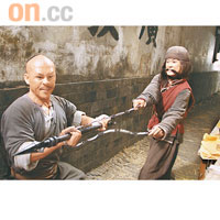 李宇春（右）在《十月圍城》中，有不少動作場面。