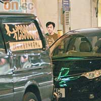 與朋友聚會後，鍾鎮濤急急腳取車返家。