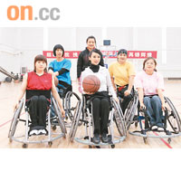 翁虹（前排中）坐輪椅與隊員一起打籃球。
