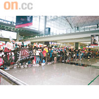 逾三百Fans早已到機場接SHINee機。