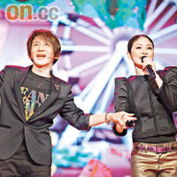  陳慧琳和劉謙在晚會拖手合唱。