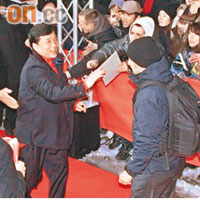  成龍出席首映時十分風騷，與支持者擊掌及握手！