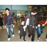 任賢齊、Tina及一對子女由上海返港。