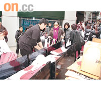 大批市民排隊輪候YSL環保袋及畫冊。