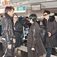  任賢齊（右起）在機場巧遇吳君如、陳可辛和古天樂，四人言談甚歡。