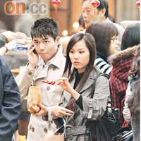 情侶Coat Look<br>猷亨與女友外形合襯，加上不約而同穿上乾濕褸，襯上加襯！