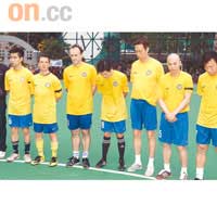  「晨曦明星足球隊」成員如城城（中）等賽前默哀。