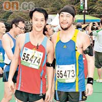 吳浩康（左）與張致恒齊齊完成半馬拉松，賽後合照留念。