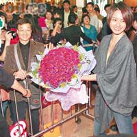 GiGi大方收下男Fans（左）送上的99支紅玫瑰。
