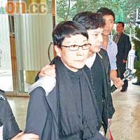 陳寶珠與兒子楊天經到殯儀館拜祭母親。