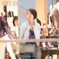韓君婷獨自在商場閒逛，似在等人。