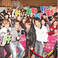 張敬軒（左起）、譚詠麟、孫耀威和李克勤出席新碟宣傳時，大受歌迷歡迎。